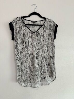 Express Size S Black & White Short Sleeve V-Neck Lightweight Blouse